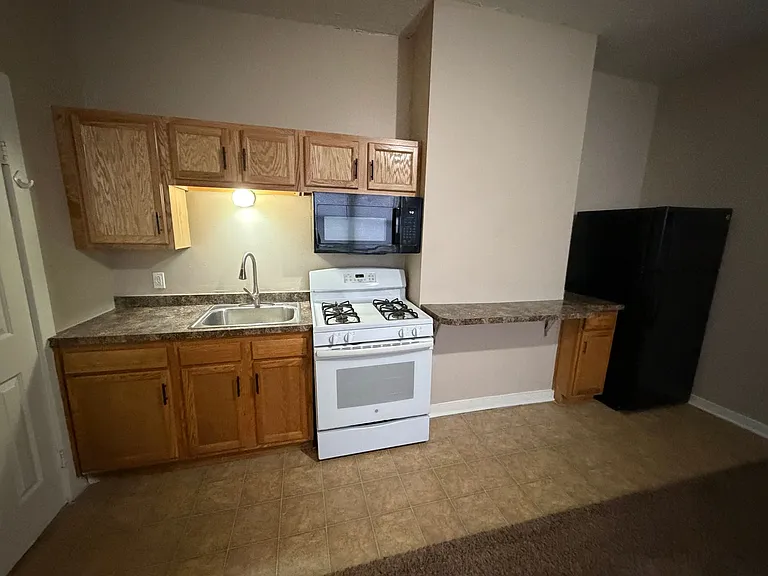 2409 S Calhoun St — Photo 2