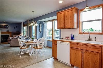 5th image of 9361 Crest Circle Dr NE