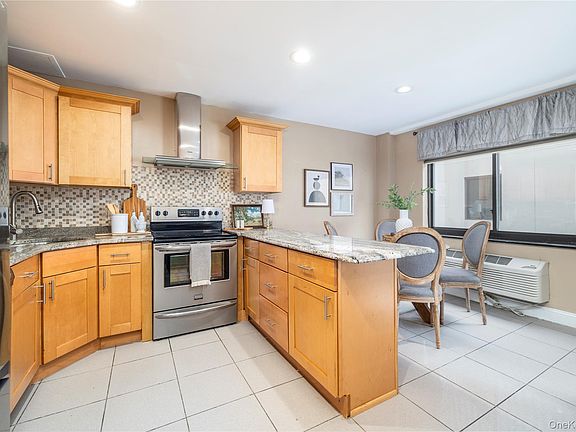 5th image of 425 Shore Rd #2B