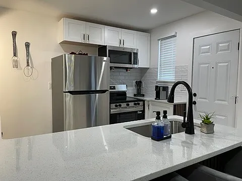 446 Marquette Dr - 446 — Photo 2