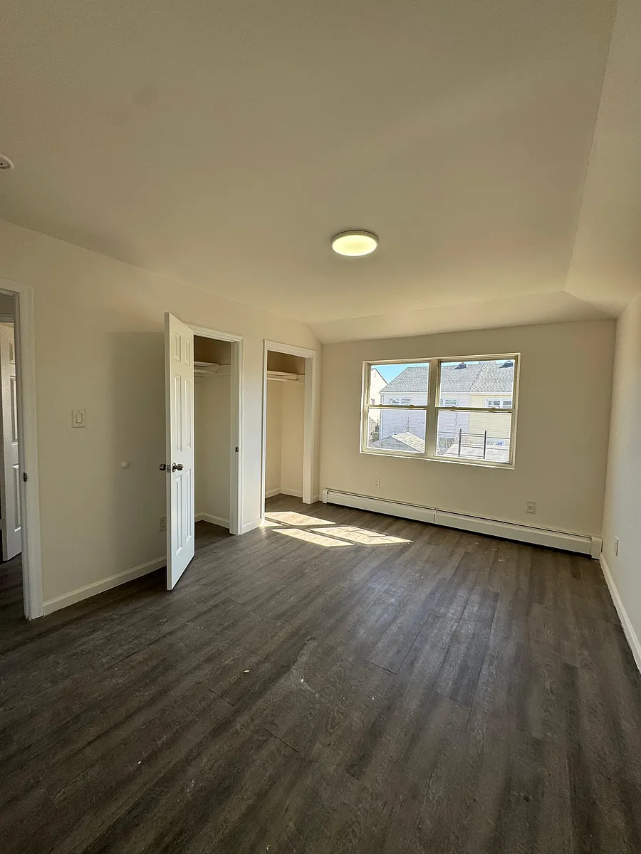 Building Photo - 69-19 Bayfield Ave #2