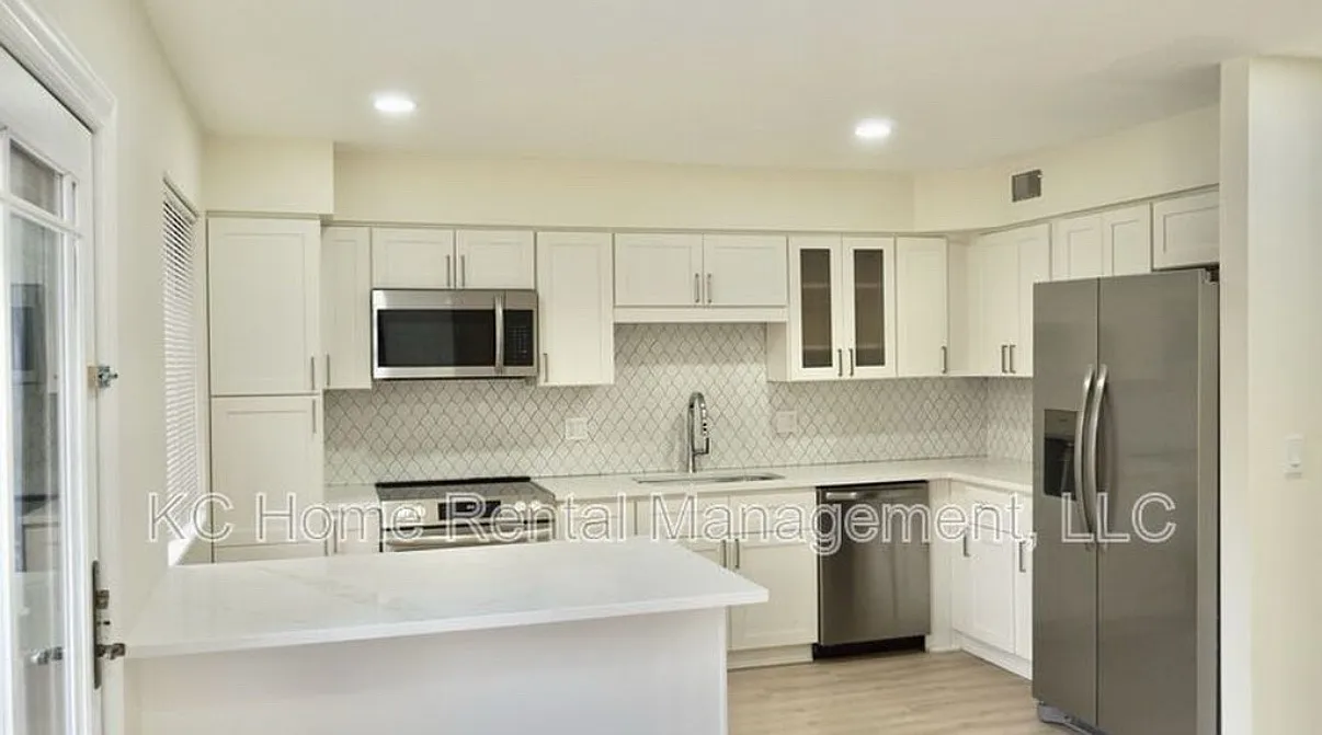 11506 Oak St — Photo 1