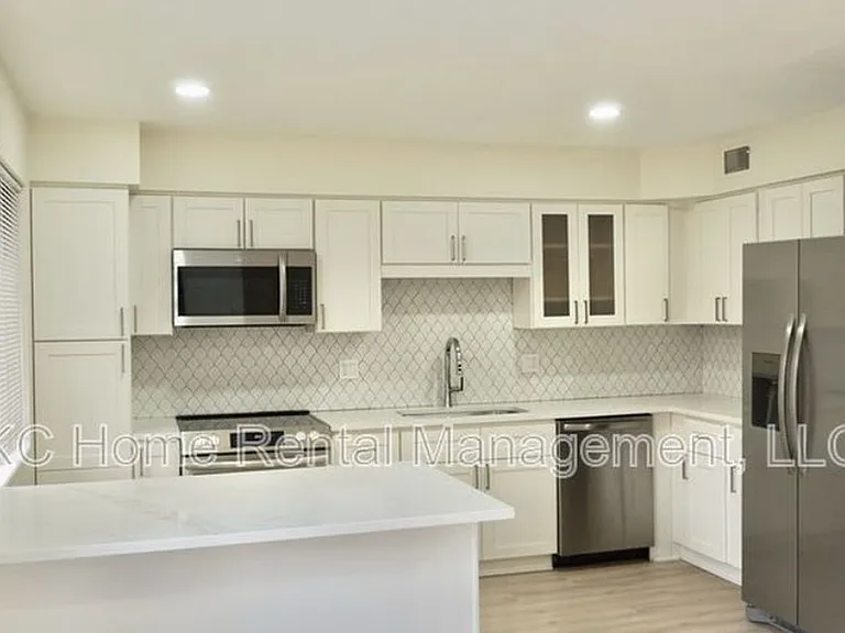11506 Oak St — Photo 2