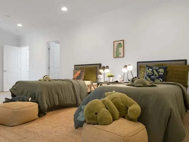 1050 Roxbury Rd — Photo 22