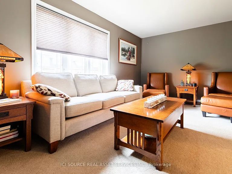 1352 Coleman Cres — Photo 5