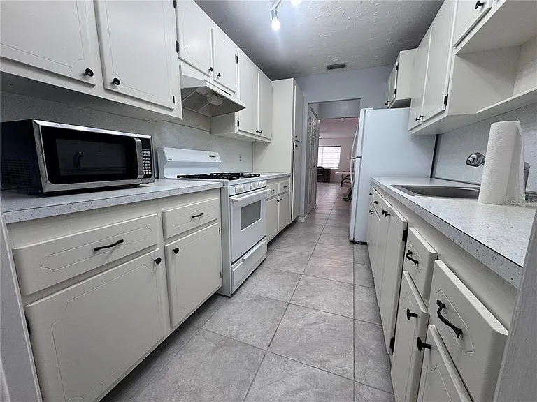 100 El Camino Dr #111 — Photo 6