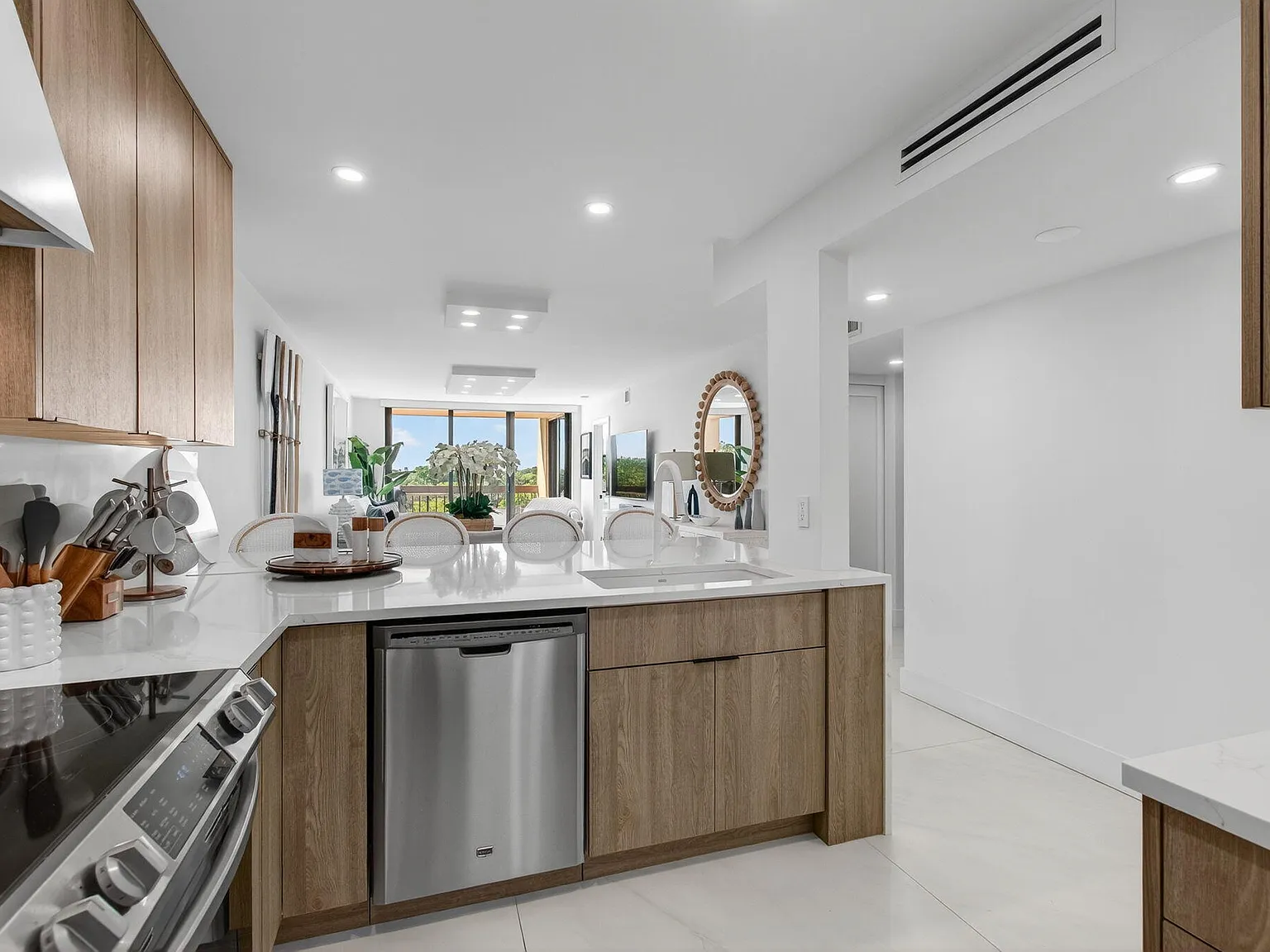 2 bed, 2.0 bath, 1175 sqft, $4,000 — Photo 4