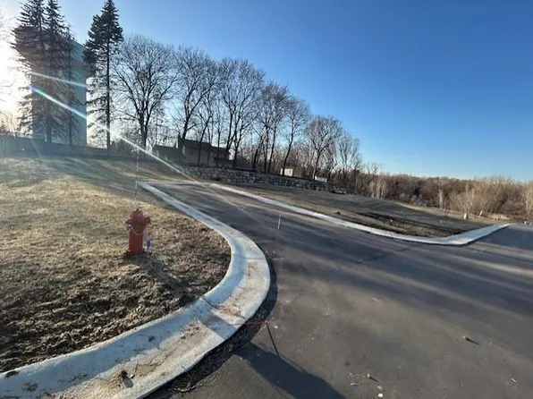 2683 Lakeview Ct, Saint Paul, MN 55110