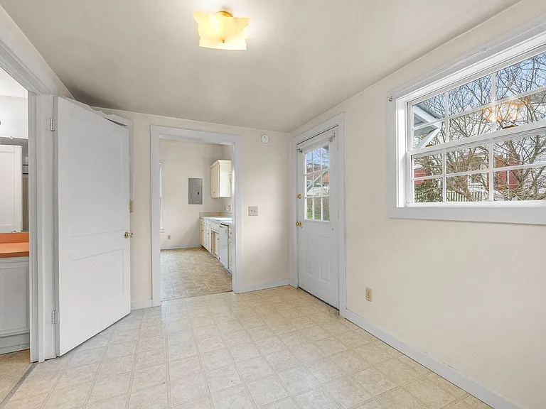 407 S 2nd St — Photo 16