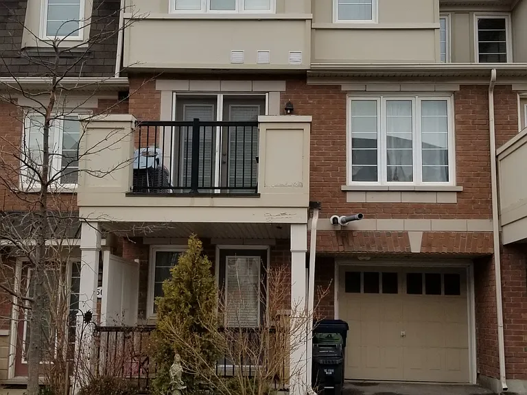 52 Ayers Cres — Photo 1