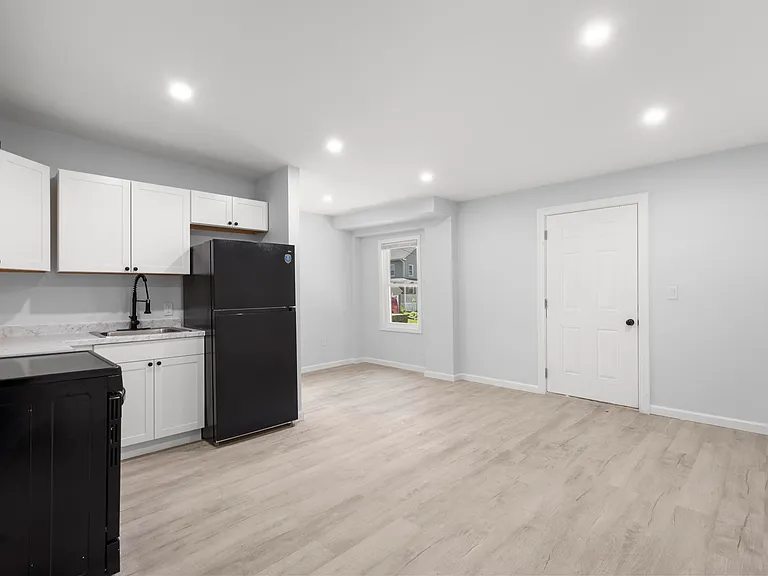 146 Hobart St #B — Photo 12
