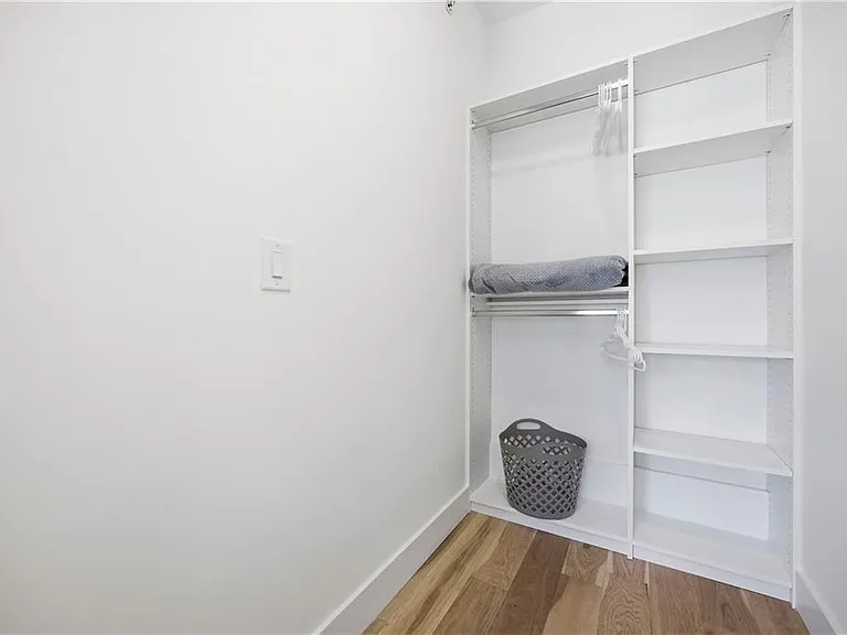 Markham St SW — Photo 26