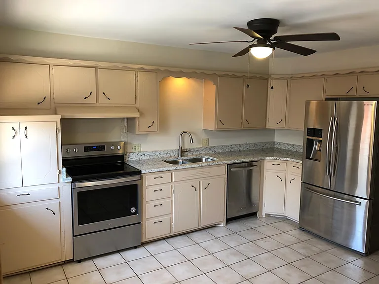 3613 N Drexel Blvd — Photo 9