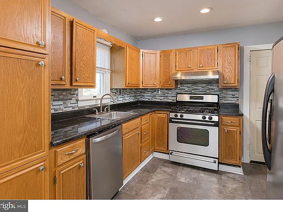 5th image of 674 Johnson Ave #A