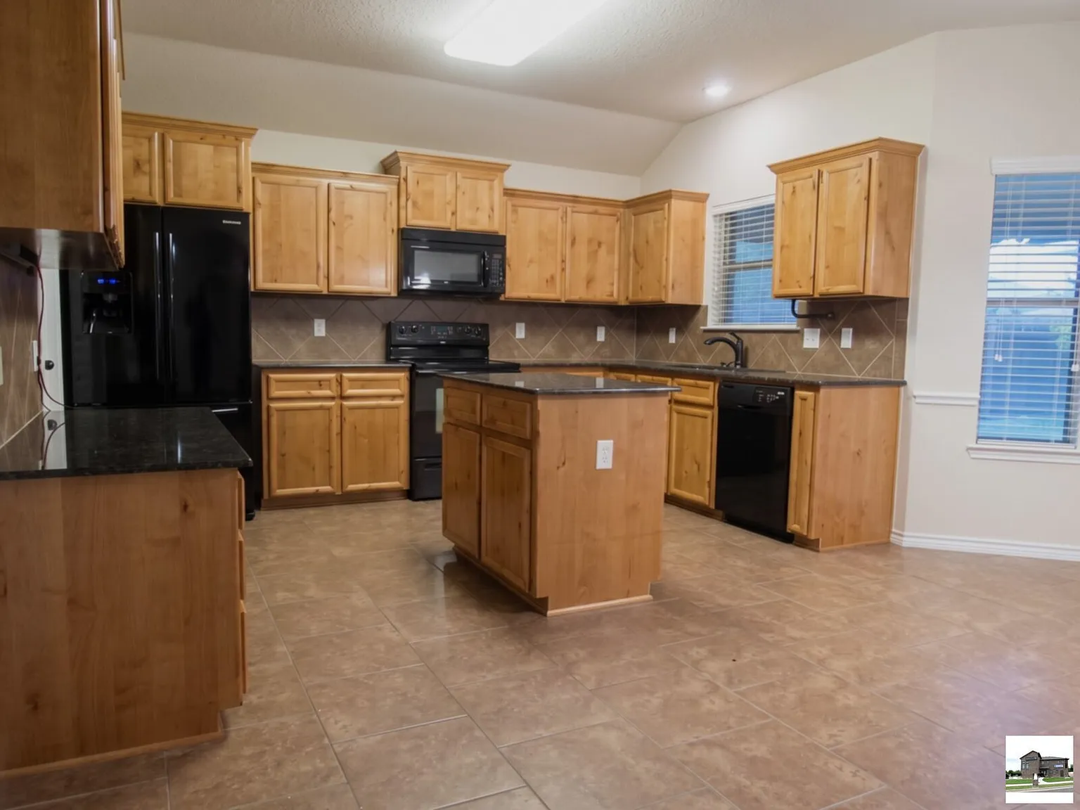 3 bed, 2.0 bath, 2054 sqft, $1,795 — Photo 4