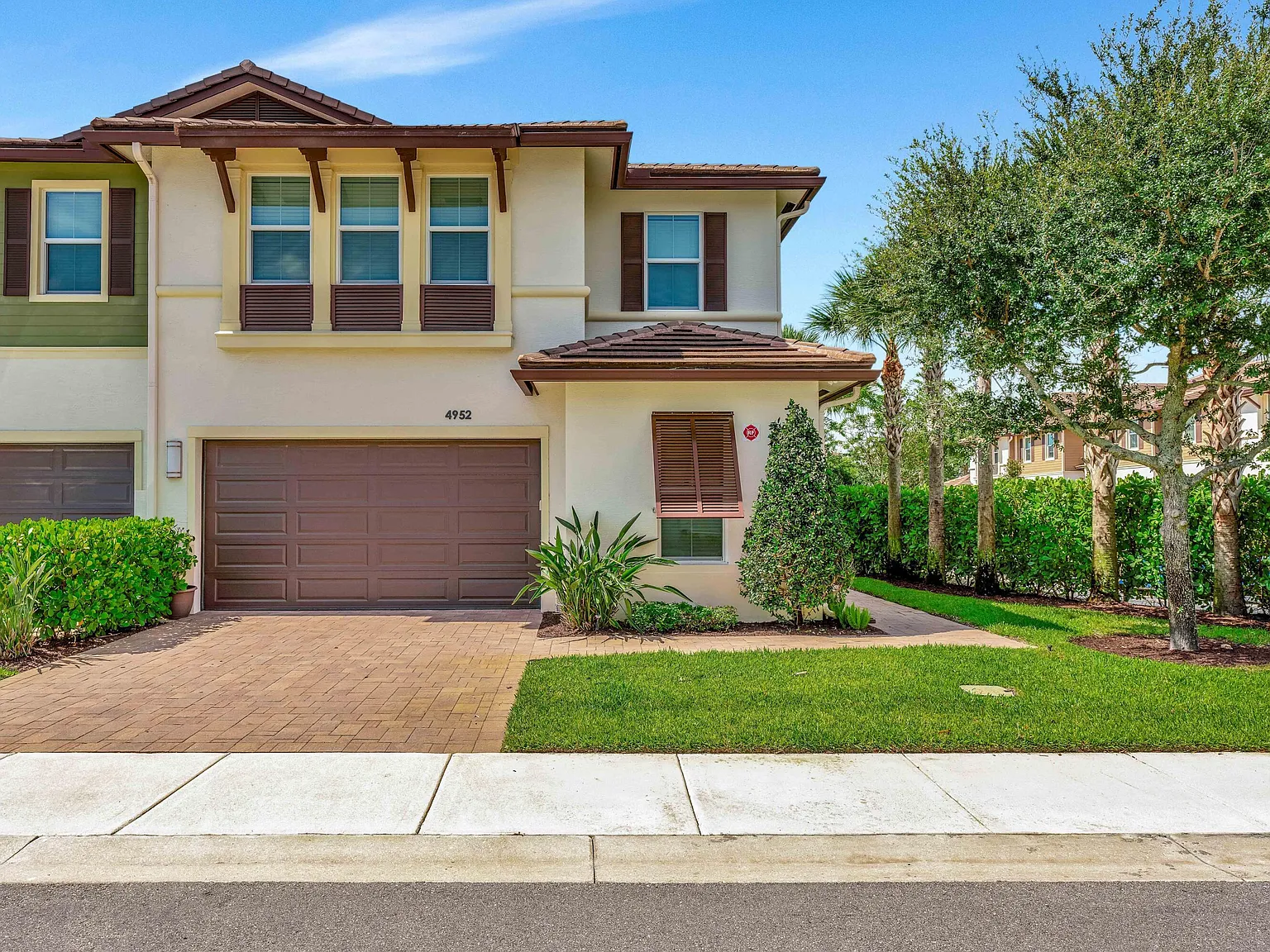 4 bed, 3.5 bath, 2558 sqft, $6,400 — Photo 2