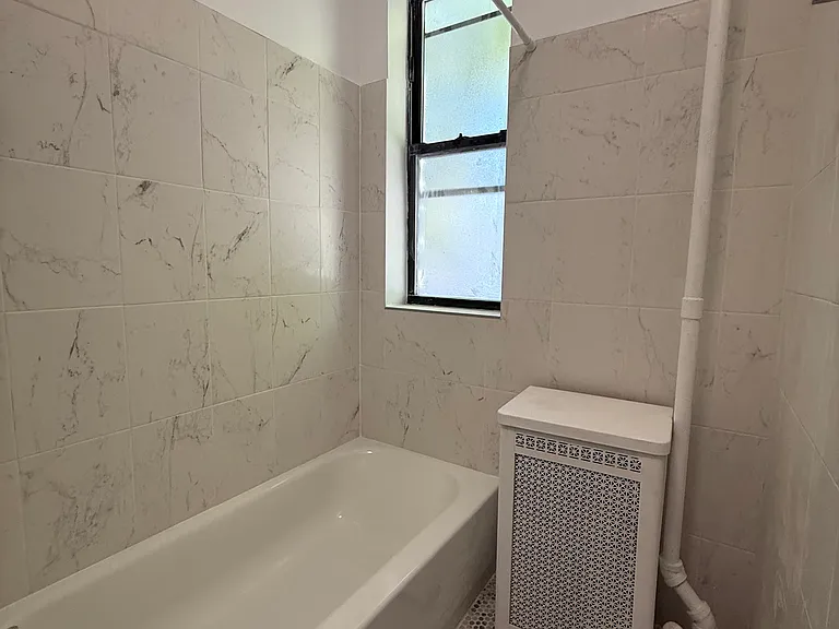 532 W 31st St #2R — Photo 4
