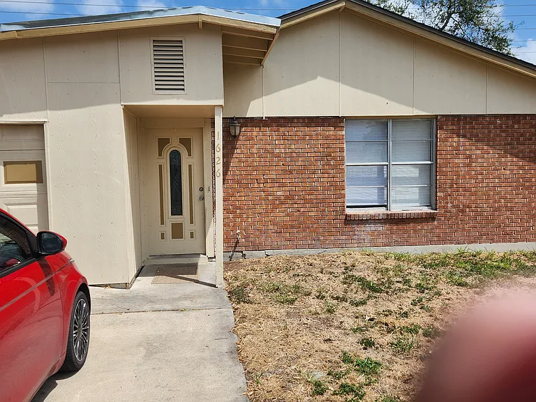 1626 Pinewood Dr — Photo 1