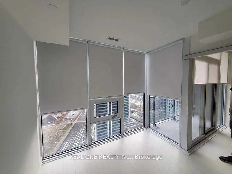 19 Western Battery Rd #Penthouse 20 — Photo 16