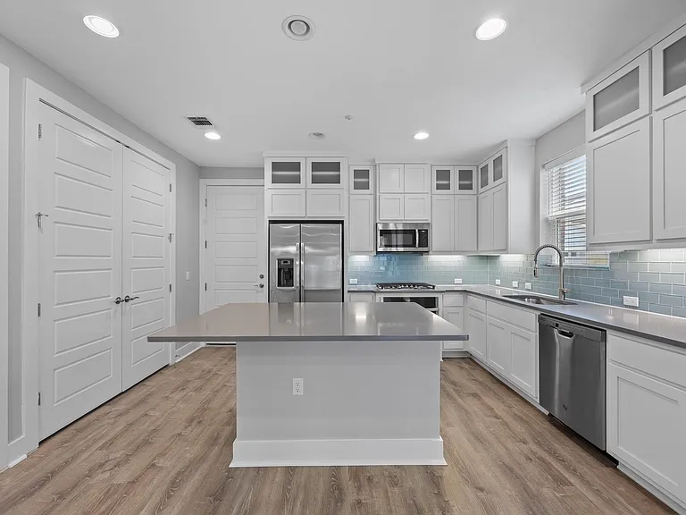 2222 Simond Ave #E — Photo 8
