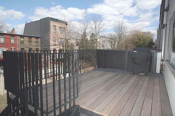 Rented by Alexander Bilu, LREB | media 30