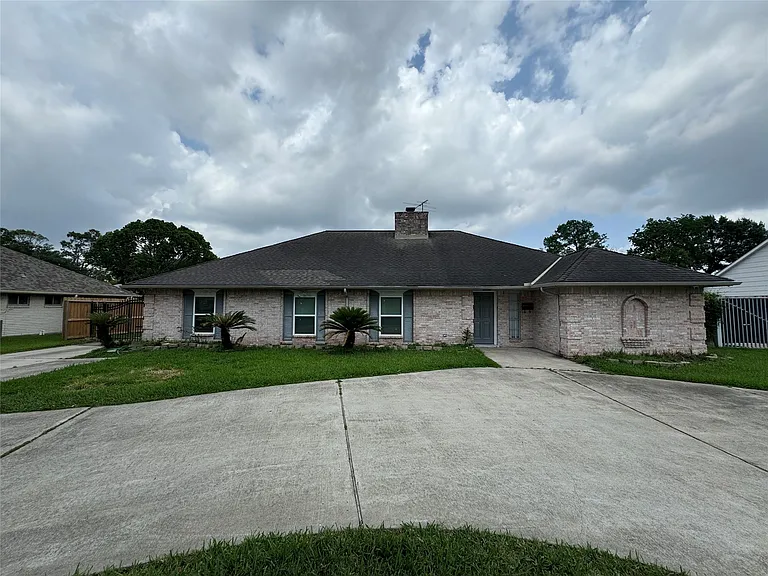 7910 Sands Point Dr — Photo 1