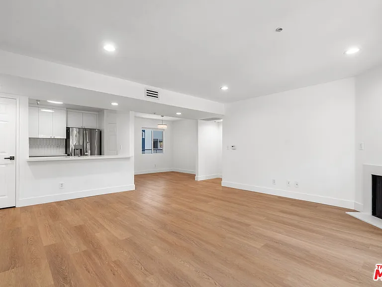 16100 W Sunset Blvd #201 — Photo 8
