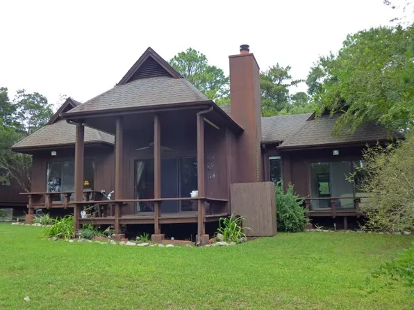 308 Country Club Dr, Brookeland, TX 75931