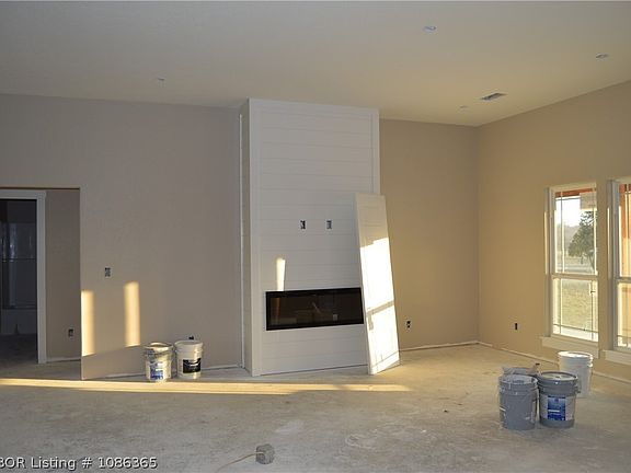 5th image of 203 Blackstone Dr