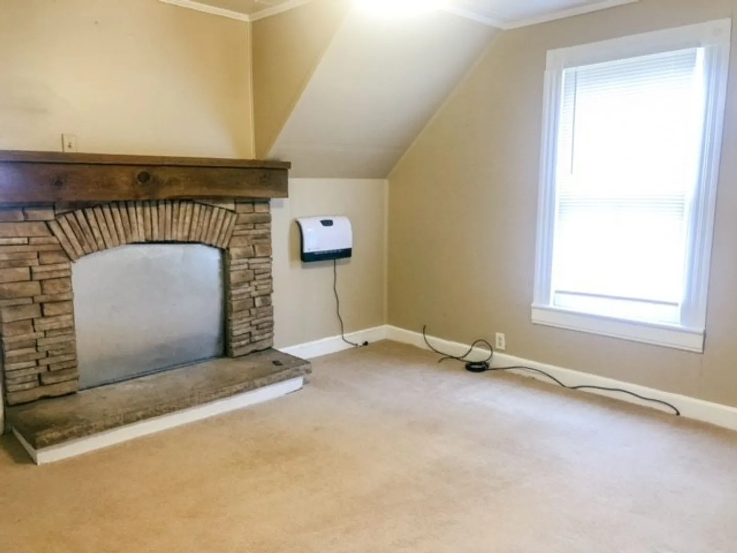 Beautiful 1 Bedroom, 1 Bath Farmhouse With Bonus Room — Photo 4
