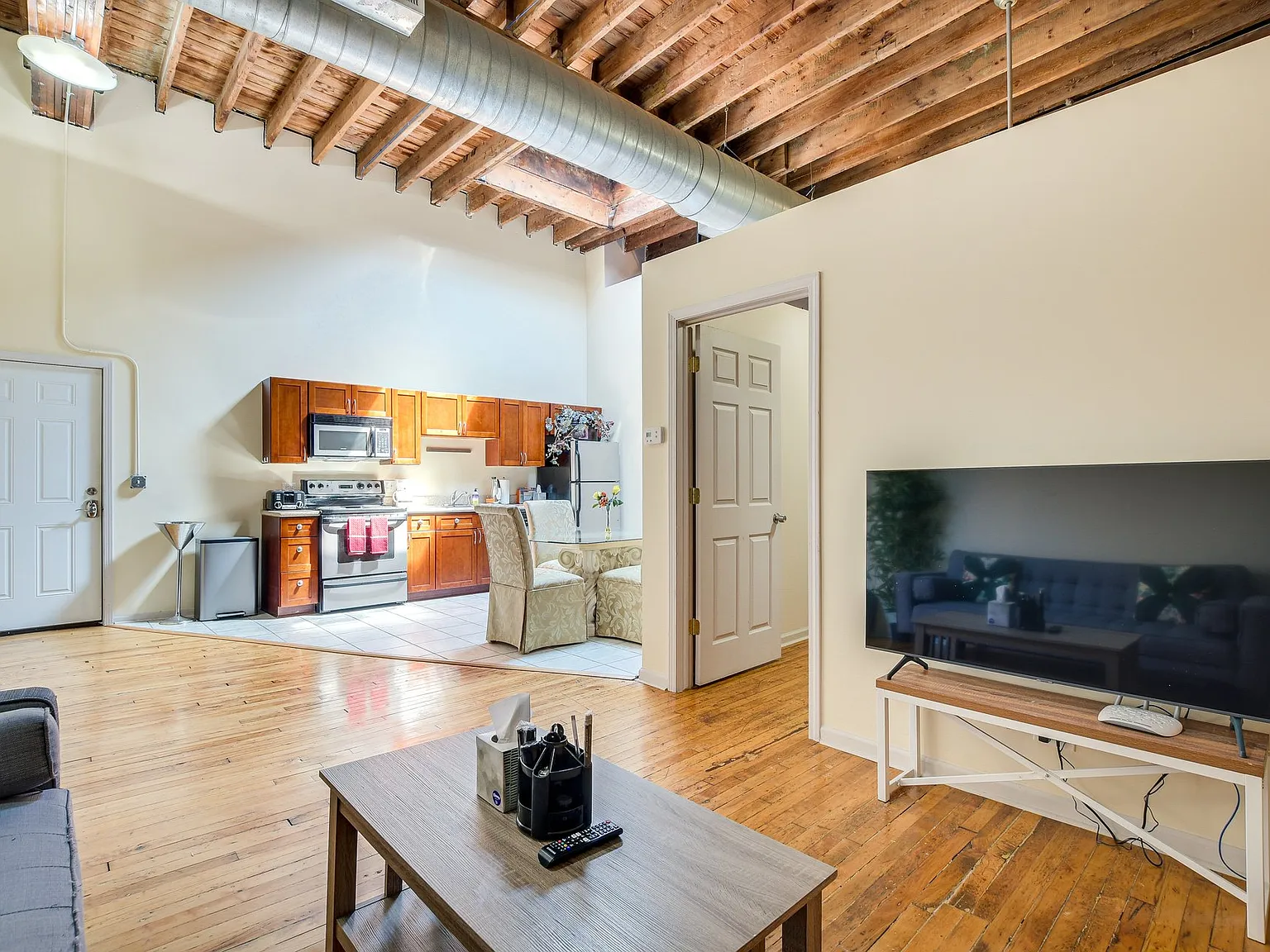1 bed, 800 sqft, $1,900 — Photo 1
