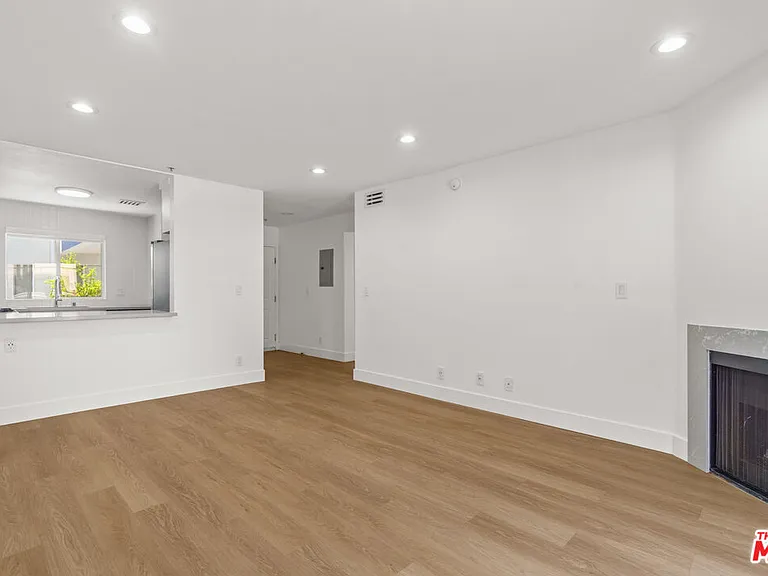 16100 W Sunset Blvd #102 — Photo 9