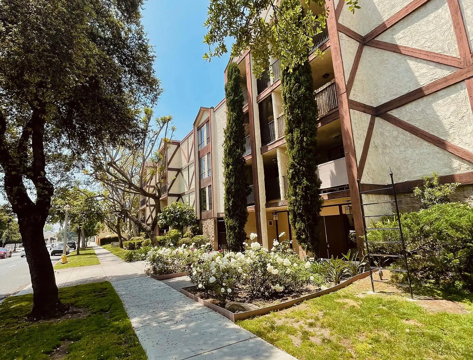 N Allen Avenue, Pasadena — Photo 2