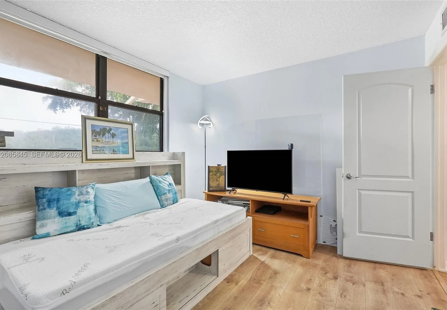 Lake Emerald Condominium — Photo 2