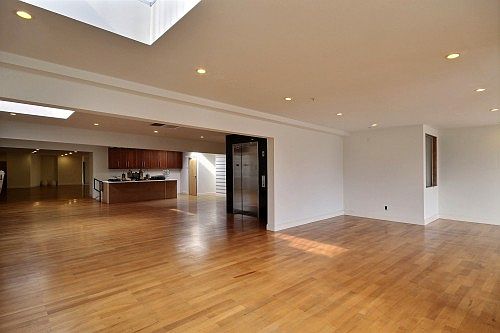 3rd image of 410 Bay Shore Blvd