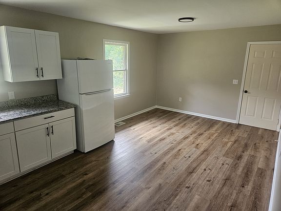 5th image of 604 Floyd St