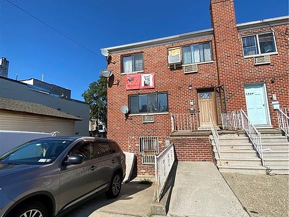 3rd image of 1006 Olmstead Ave