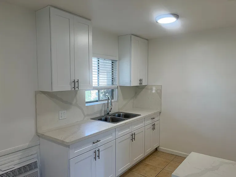 6600 Whitsett Ave — Photo 2