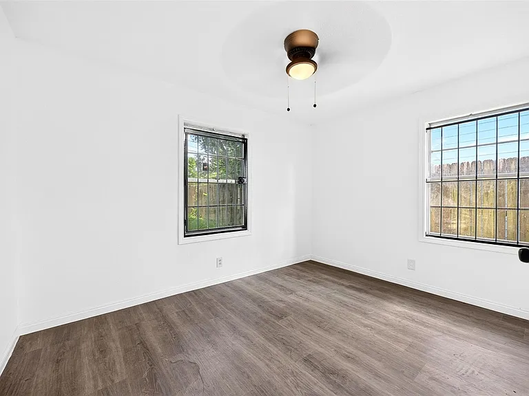 9211 Clearway Dr — Photo 28
