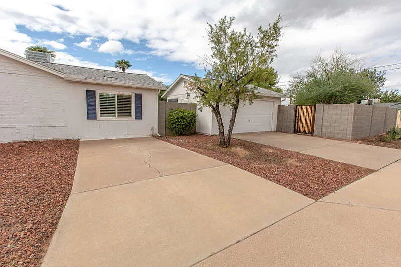 3 bed, 2.0 bath, 1327 sqft, $2,600 — Photo 4
