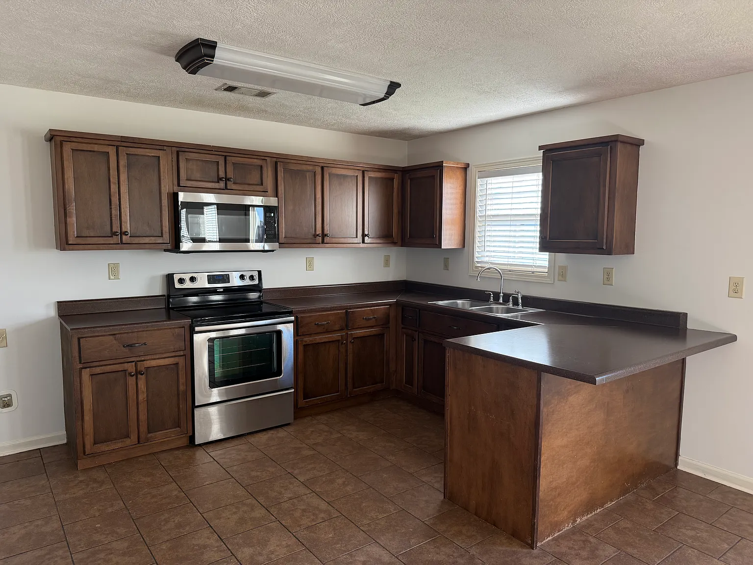 3 bed, 1300 sqft, $1,650 — Photo 2