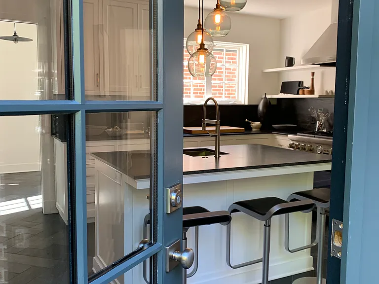 560 S Bronson Ave — Photo 17
