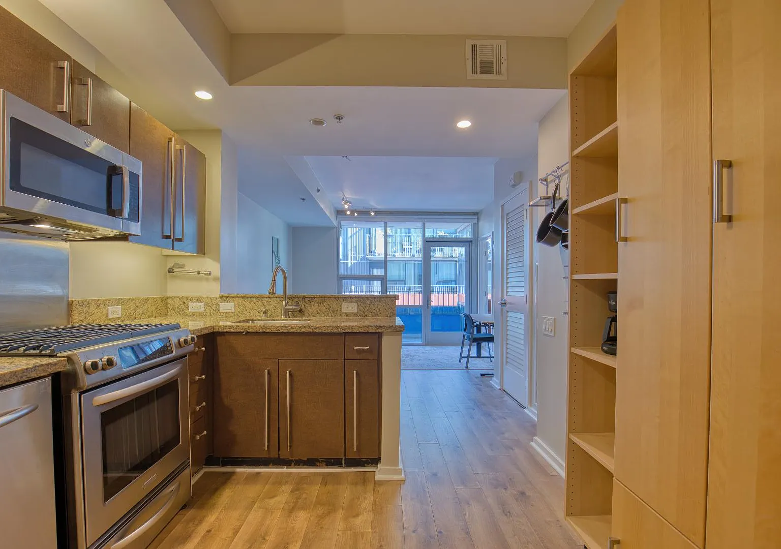 321 10th Ave - 321 10th Ave 1003 — Photo 1