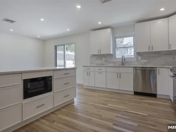 18 Ruth Ln, Demarest, NJ 07627