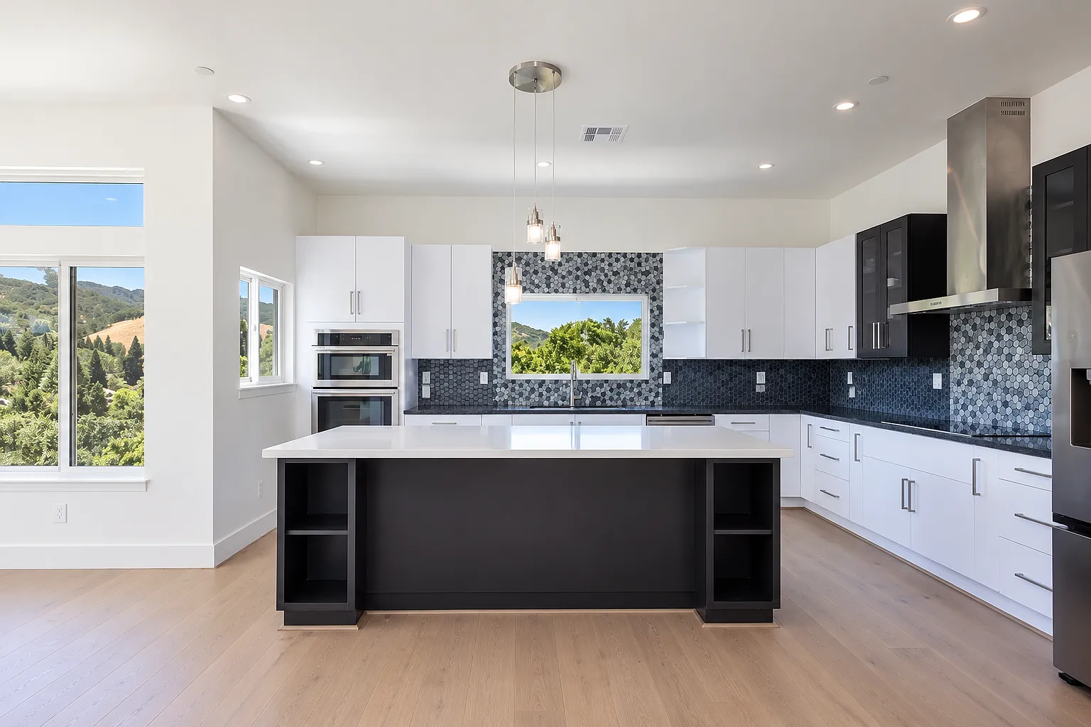 4 bed, 4.5 bath, 3897 sqft, $11,500 — Photo 4