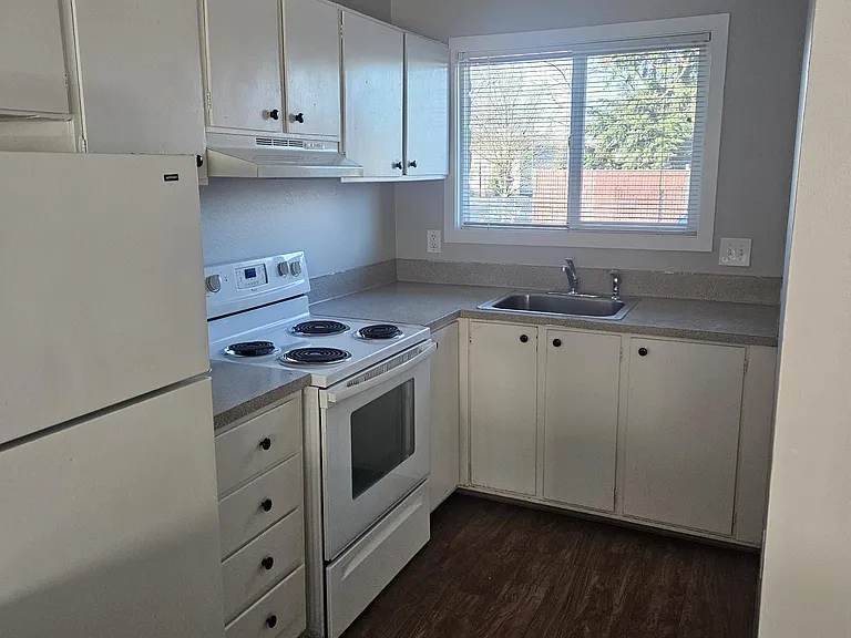 The Brigadoon 4210 NE Cully Blvd — Photo 22