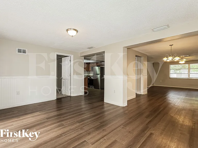 10805 Piccadilly Rd — Photo 11