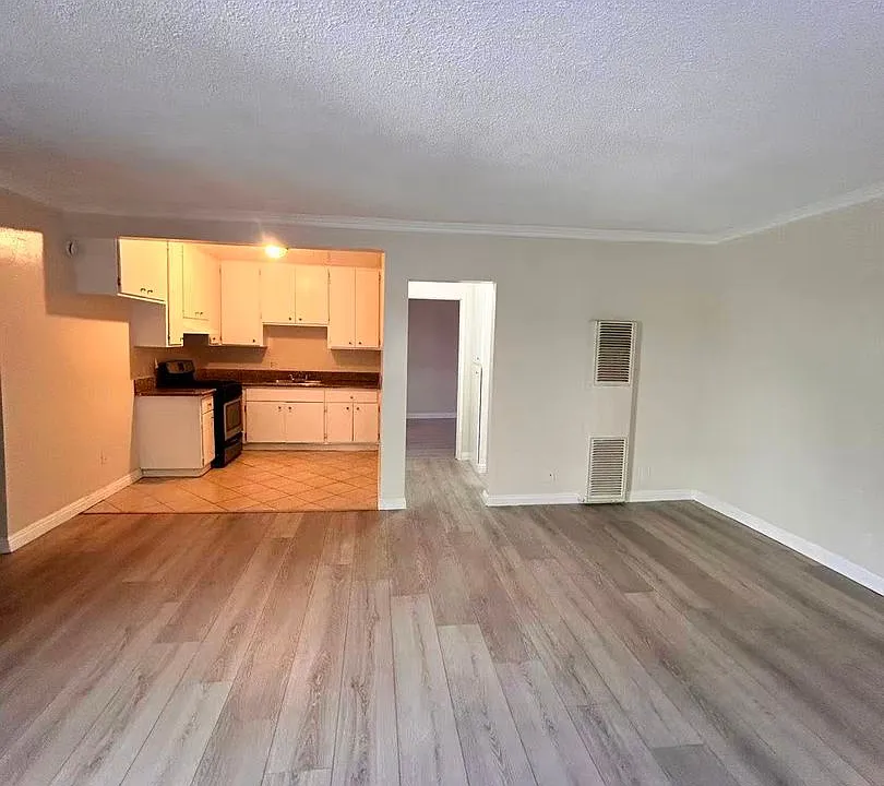 7642 Vineland Ave
