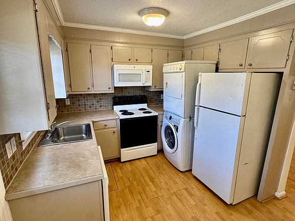 5th image of 402 E 2nd St Unit B
