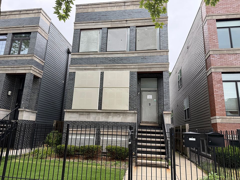 1st image of 544 E 46th Pl